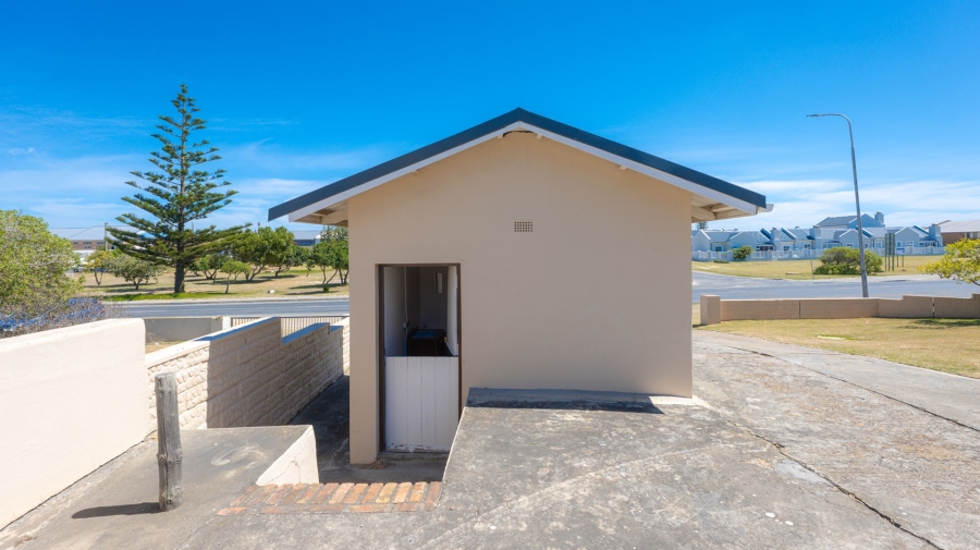 6 Bedroom Property for Sale in Struisbaai Western Cape